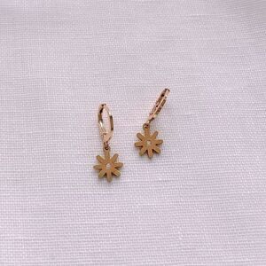 NEW Modern Daisy Huggies Earrings
